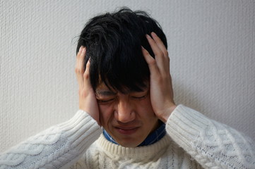 失敗した表情の男性