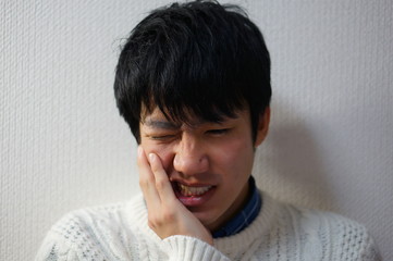 歯が痛い表情の男性