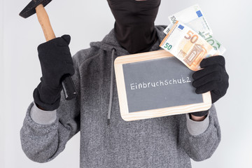 Einbrecher mit Bargeld und Schild mit Einbruchschutz