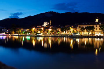 Fototapeta premium Lago d'Iseo e veduta notturna di Sarnico