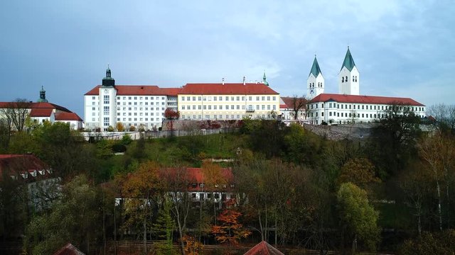 Luftaufnahme vom Freisinger Dom in der bayerischen Stadt Freising 