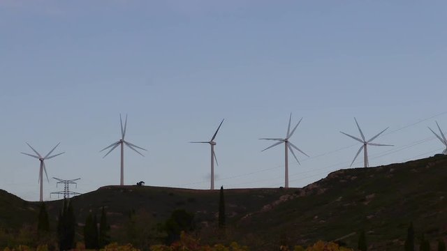 Timelapse coucher de lune sur narbonne avec vue des &eacute;oliennes 