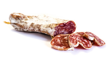 Hartwurst Salami Wurst isoliert freigestellt auf weißen Hintergrund, Freisteller