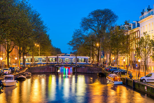 Canal d'Amsterdam à la tombée de la nuit, Hollande, Pays-Bas