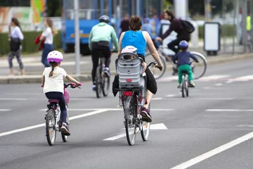 Papier Peint photo autocollant Vélo Groupe de cyclistes à la course de vélo dans les rues de la ville