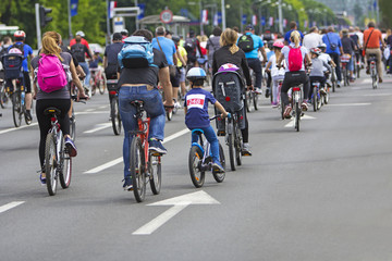 Groep fietser bij fietsrace in de straten van de stad