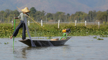 Pescando en el Lago Inle, Myanmar