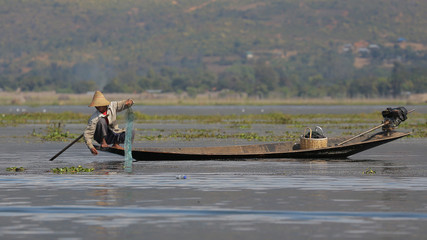 Pescando en el Lago Inle, Myanmar