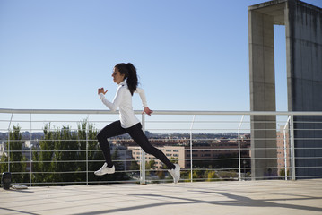 Obraz premium running woman in the city
