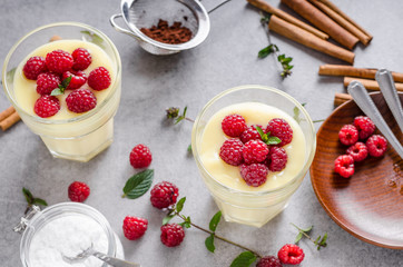 Vannila berries pudding