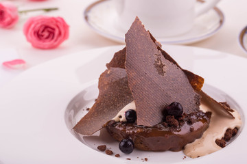 The caramel pudding with ice cream, is served with chips from black bread with berries
