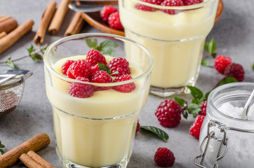 Vannila berries pudding