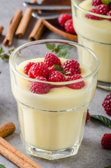 Vannila berries pudding