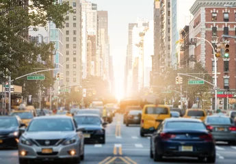Papier Peint photo autocollant New York Circulation le long de la 3e Avenue à New York City avec fond de lumière du soleil