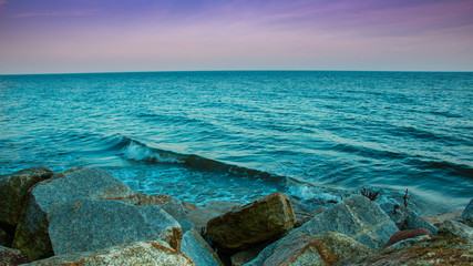 Abstrakcyjne kolory widoku na kamienisty brzeg morza © blesz