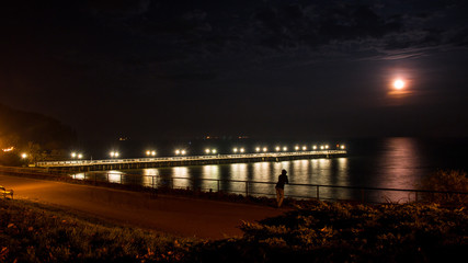 Widok na molo nocą © blesz