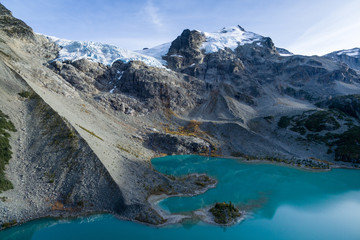 Obraz premium Aerial view of an alpine lake in Canada with a hanging glacier above it