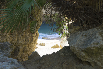 Einsamer Strand umringt von Felsen an der Algarve