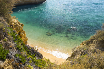 Glasklares Wasser an Portugals S&uuml;dk&uuml;ste