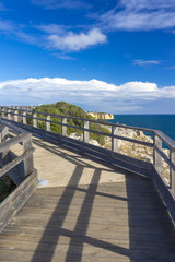 Steg &uuml;ber den Klippen der Algarve in Portugal