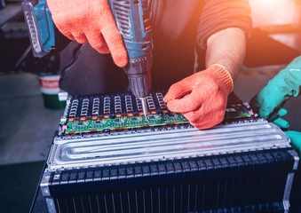 Charging the batteries of the elecric motor. Disassembling the battery of an electric vehicle engine