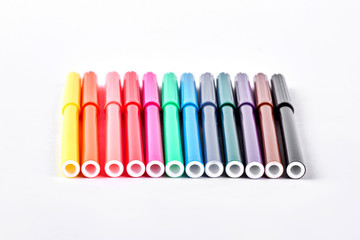 Naklejka premium Multicolored felt tip pens. Collection of multicolored felt pens isolated on white background.