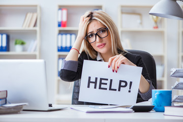 Young businesswoman with message in the office