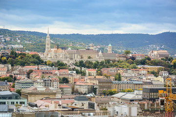 Fototapeta premium Pejzaż Budapesztu, Baszta Rybacka i piękne wzgórza, Węgry. Stare miasto europejskie