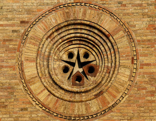 Fototapeta na wymiar Duomo di Crema: oculo con apertura pentastellata sulla facciata