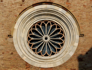 Duomo di Crema: rosone in marmo sulla facciata