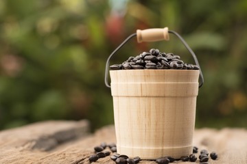 Fototapeta na wymiar Roasted coffee in wooden bucket With bokeh background