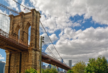Fototapeta premium Brooklyn Bridge z dolną panoramą Manhattanu w tle.