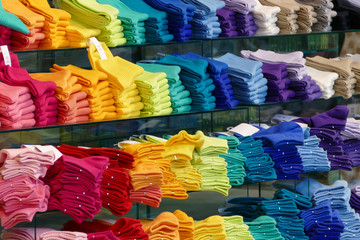 商品棚に並べられたカラフルな靴下