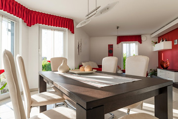 Esstisch in modernem Wohnzimmer