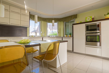 Bilder und Videos suchen: frühstückstisch