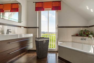 modernes Badezimmer 