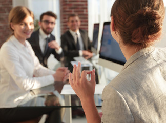 Obraz premium business woman conducts a workshop with the business team