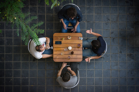 Amis en terrasse d'un caf&eacute;