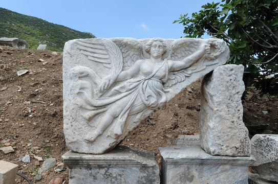 Bas-relief de Niké de la porte d'Héraclès à Éphèse en Anatolie
