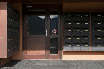 Porte d'entrée immeuble Station de Ski