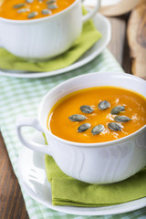 Sopa o crema de calabaza comida saludable para una dieta vegetariana