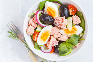 Tuna salad with egg, olives and spinach.