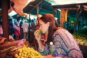 Crédence de cuisine en verre imprimé Zanzibar La jeune femme choisit des fruits au marché africain local