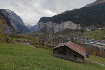 Obraz premium Lauterbrunnen – Tal der 72 Wasserfälle