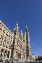 Fototapeta na wymiar Perspektivische Aufnahme vom Rathaus am Rathausplatz im Stadtbezirk Innere Stadt in Wien, Österreich