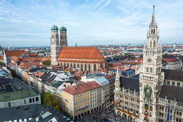 Fototapeta premium Widok z lotu ptaka na Frauenkirche i ratusz na Marienplatz w Monachium, Niemcy
