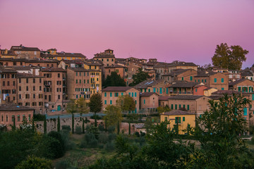 Fototapeta na wymiar Splendido panorama urbano di Siena al tramonto, Toscana