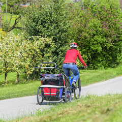 unterwegs in idyllischer Natur mit Pedelec und Buggy