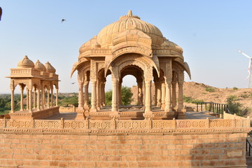 Obraz premium piękne starożytne cenotafy królów Rawal w bada baagh jaisalmer radżastan w indiach
