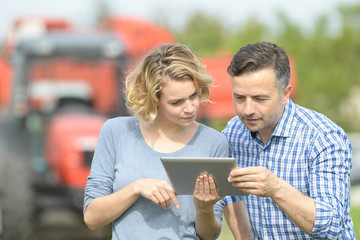 Farmers analyse the production in the field on a digital tablet